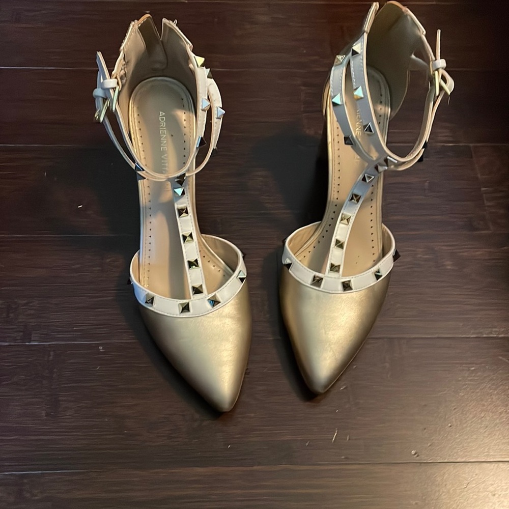 Brand is Adrienne Vittadini color is gold with white womens high heels size:8.5